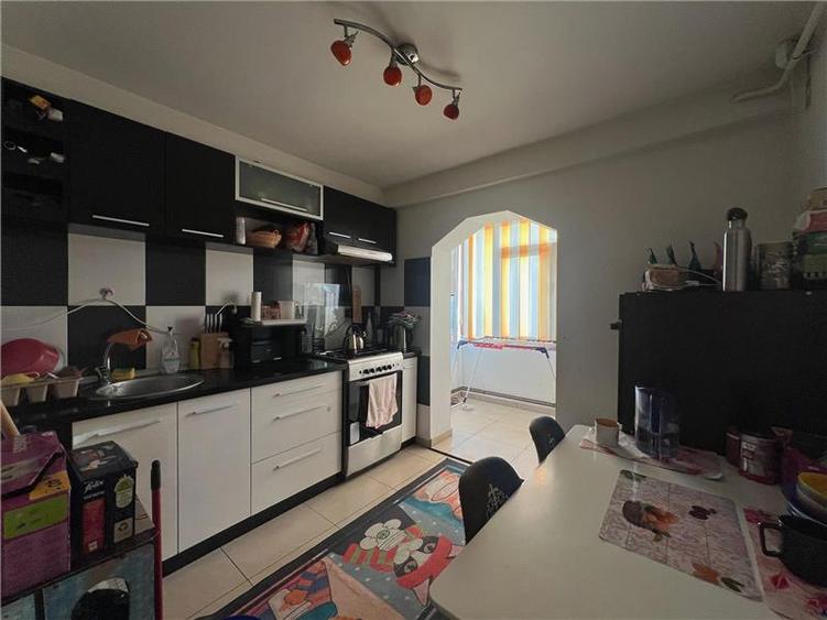 Apartament cu 3 camere decomandat, mobilat în Nicolina