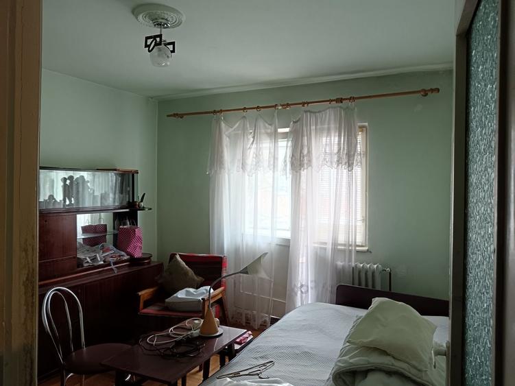 Apartament cu 4 camere decomandat în Dâmbovița
