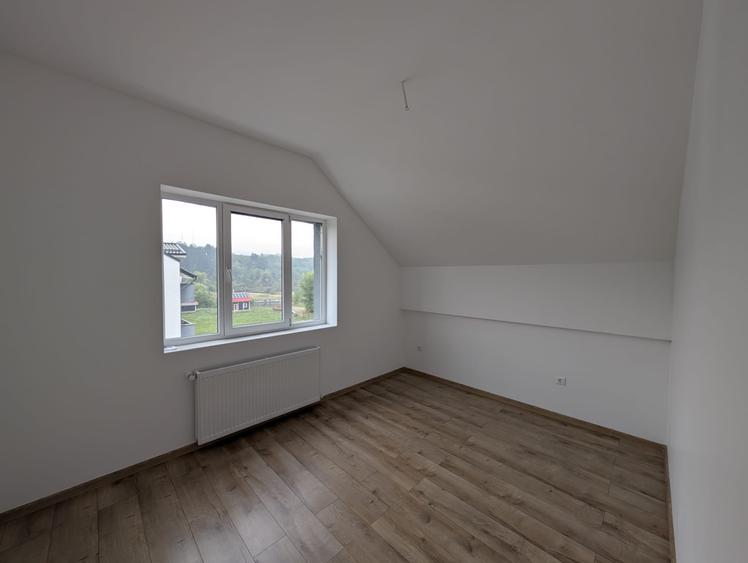 Apartament cu 3 camere semidecomandat în Florești