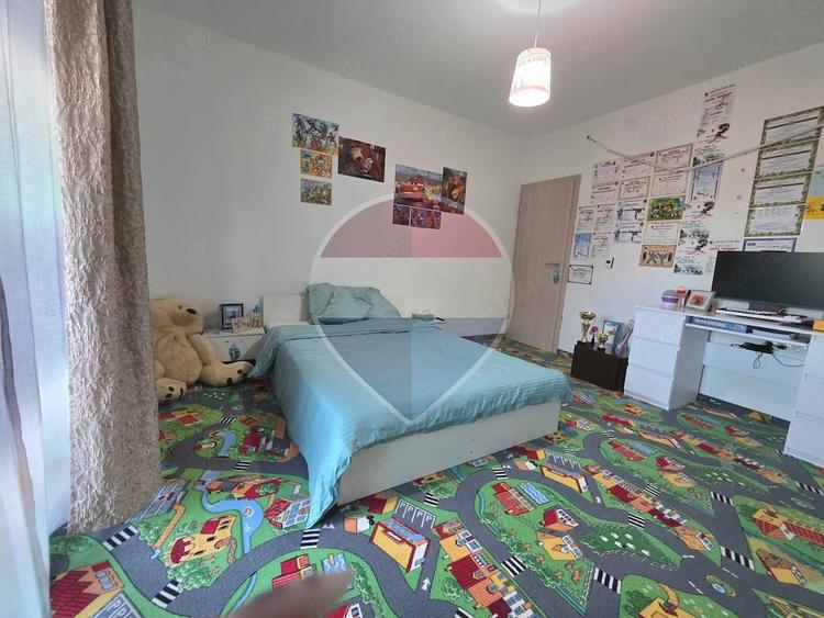 Casă cu Teren 689 Mp în Est