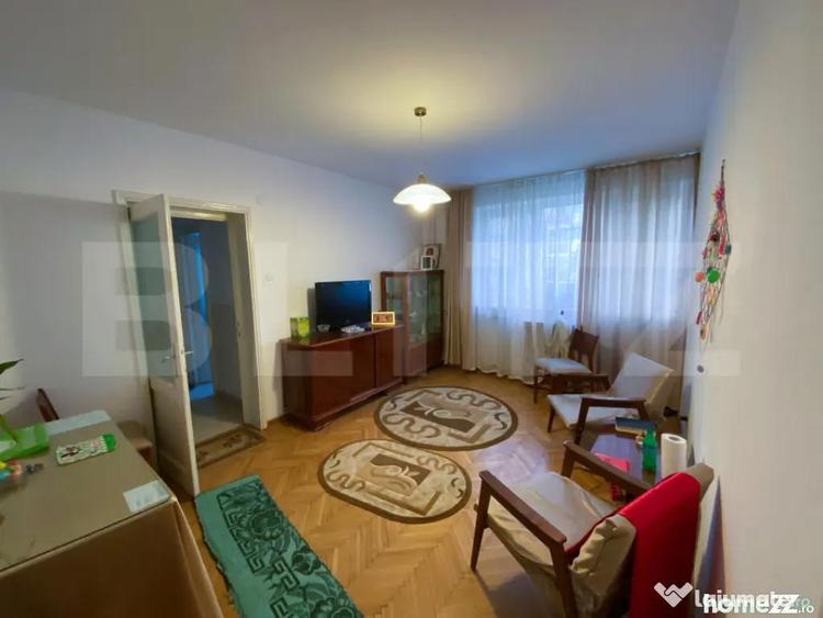 Apartament cu 3 camere semidecomandat, mobilat în Calea București