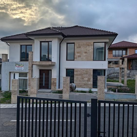 Casă cu 4 camere în Mărăști
