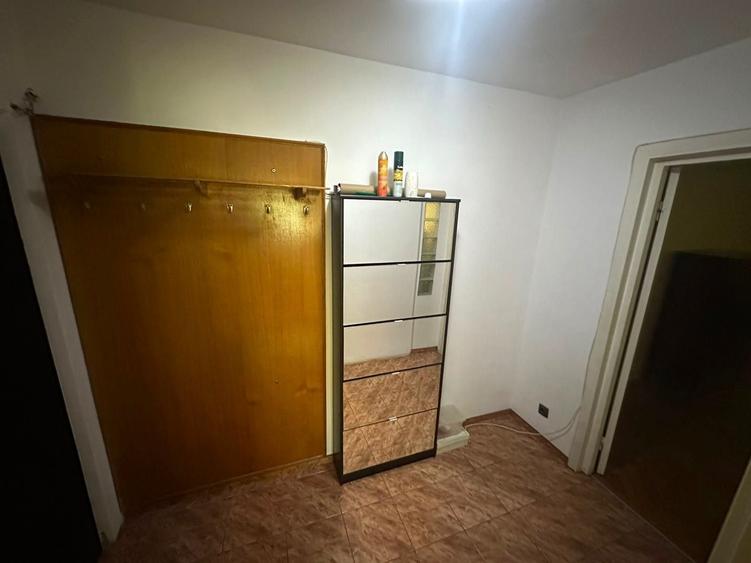 Apartament cu 3 camere semidecomandat în Podul de Piatră