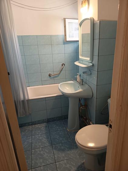 Apartament cu 3 camere decomandat în Craiovița Nouă