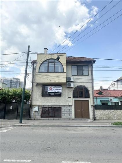 Casă individuală cu 8 camere cu Canalizare în Casa de Cultură