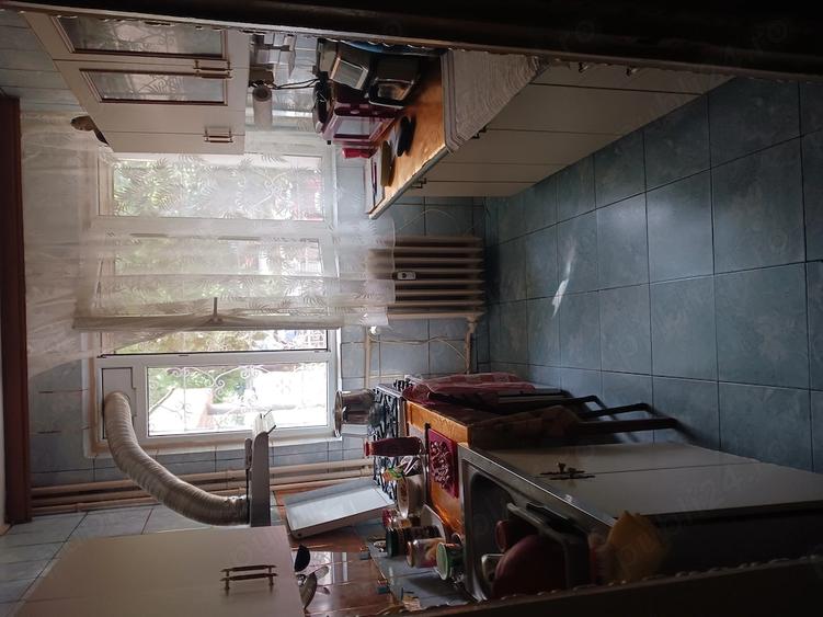 Apartament cu 3 camere semidecomandat în Baba Novac