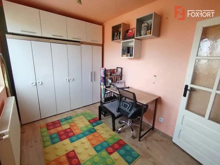 Apartament cu 4 camere semidecomandat, mobilat în Spitalul Județean