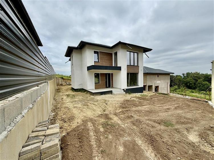 Casă individuală cu 4 camere cu Teren 400 Mp în Bârnova