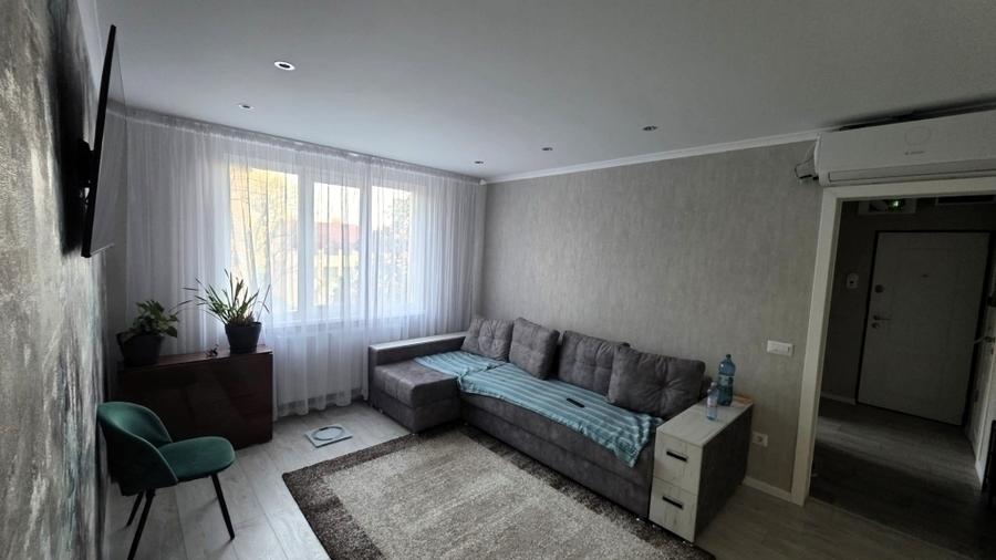 Apartament cu 3 camere semidecomandat în Tătărași
