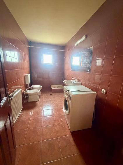 Casă individuală cu 8 camere cu Teren 484 Mp în Cetate