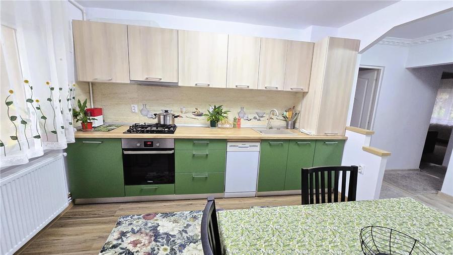 Apartament cu 3 camere decomandat, mobilat în Micro 17