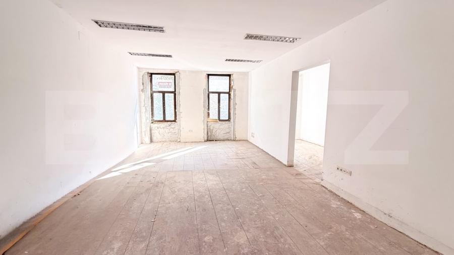 Casă individuală cu 6 camere cu Canalizare în Central