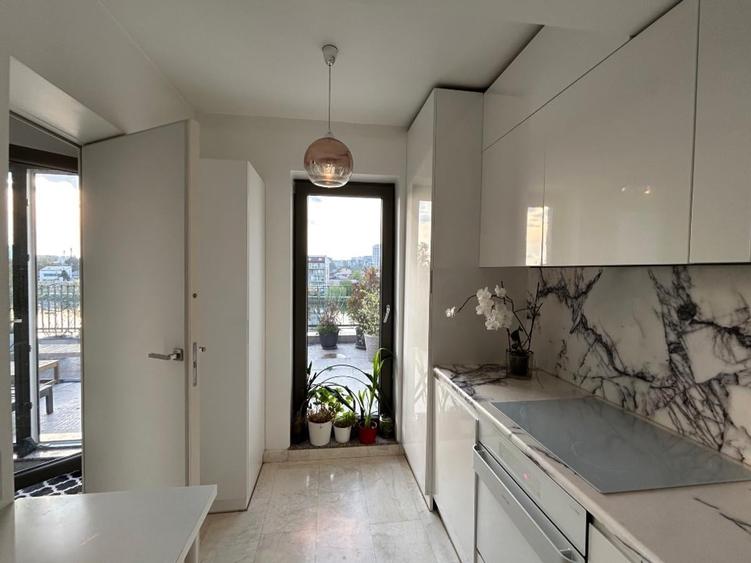 Apartament cu 3 camere semidecomandat, mobilat în Doamna Ghica