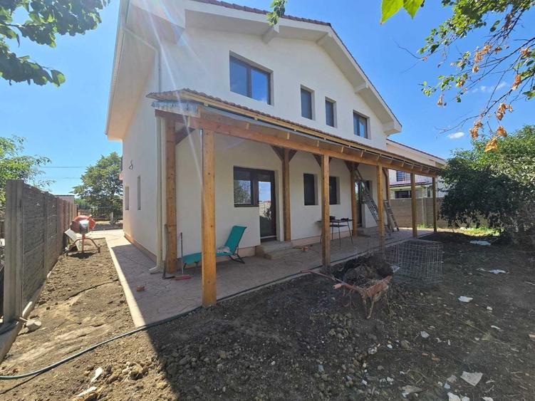 Casă cu 4 camere în Albina