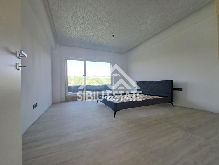 Casă individuală cu 5 camere cu Piscina în Est