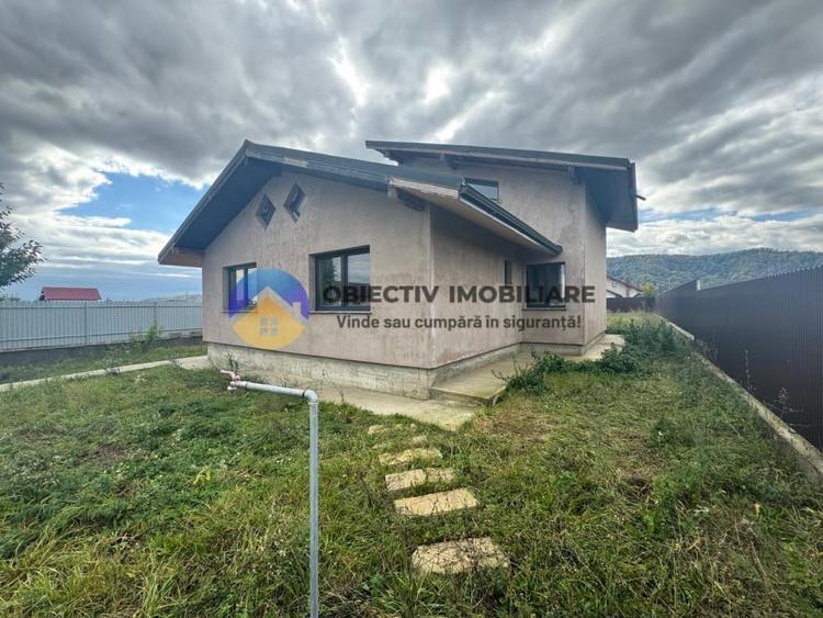 Casă cu 4 camere cu Teren 700 Mp în Dumbrava Roșie
