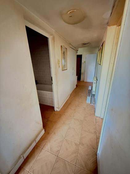 Apartament cu 3 camere semidecomandat în Bucureștii Noi