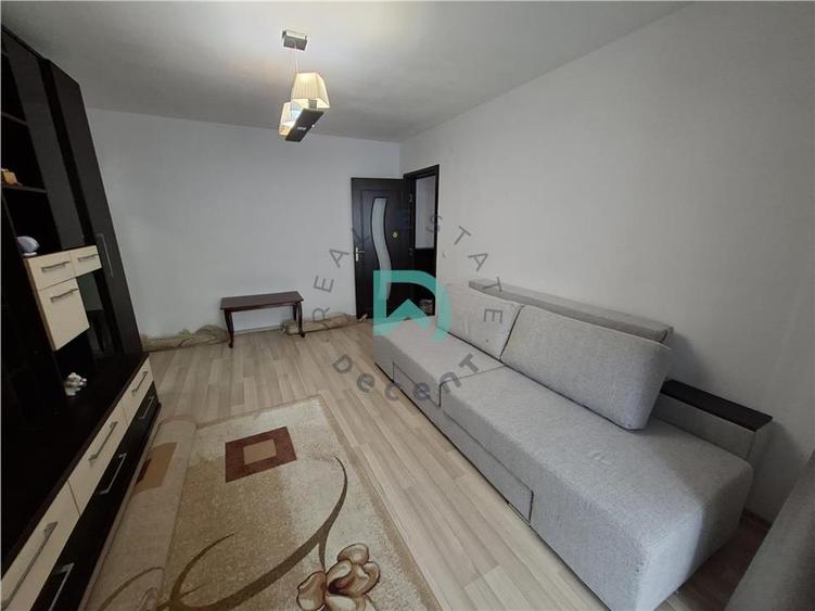 Apartament cu 3 camere semidecomandat în Tractorul