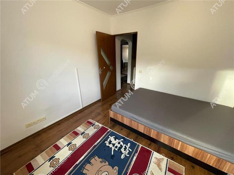 Apartament cu 3 camere decomandat, mobilat în Vasile Aaron