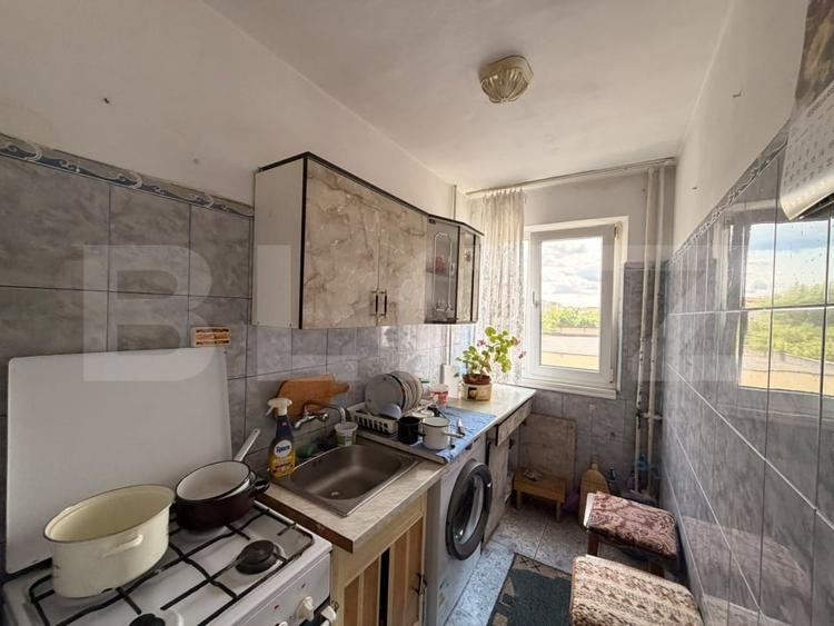Apartament cu 3 camere semidecomandat, mobilat în Cornitoiu