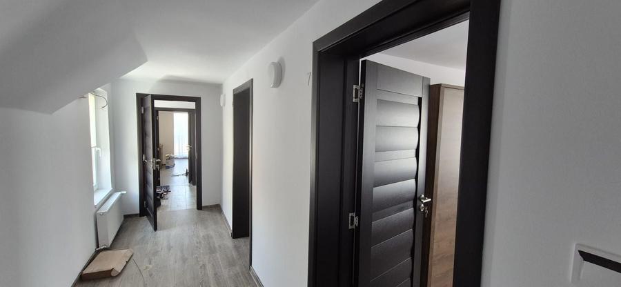 Apartament cu 9 camere decomandat în 7 Noiembrie