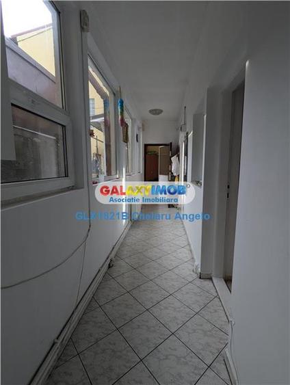 Casă cu 3 camere cu Garaj în Andronache