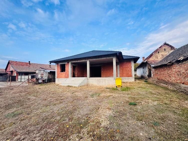 Casă cu 6 camere cu Canalizare în Semlac