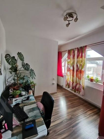 Apartament cu 4 camere semidecomandat, mobilat în Florilor