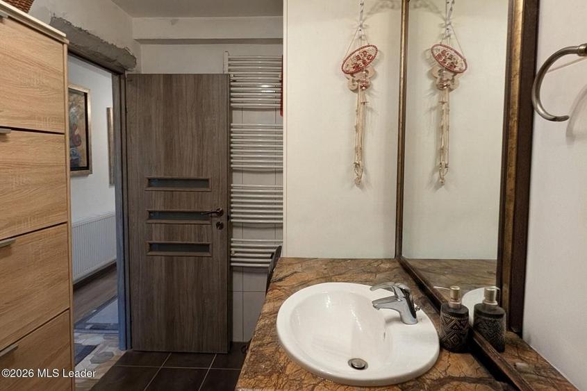 Casă cu 4 camere cu Canalizare în Central