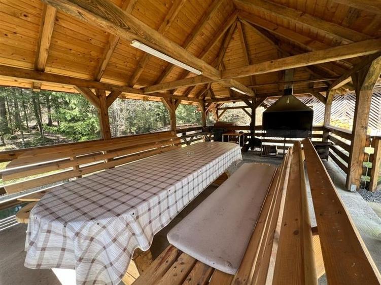 Casă individuală cu 11 camere cu Teren 3333 Mp în Lăpușna