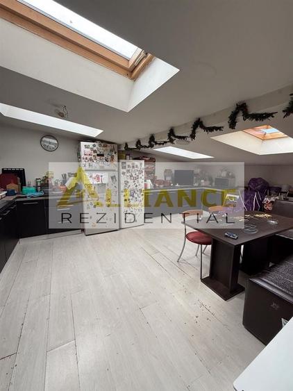Apartament cu 4 camere semidecomandat, mobilat în Rahova