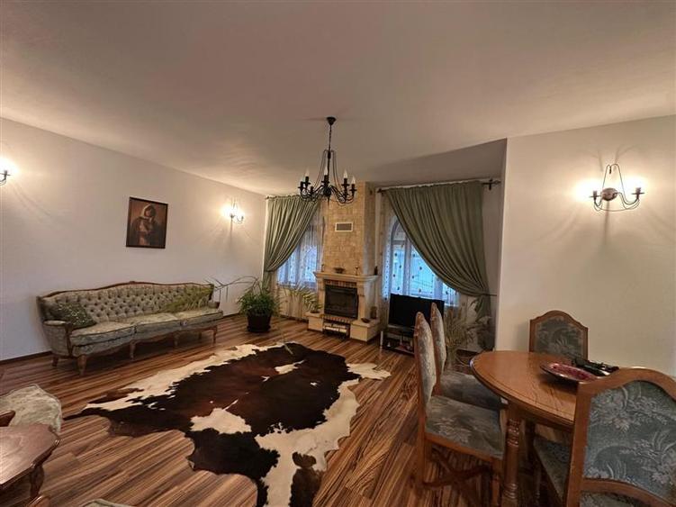Casă individuală cu 8 camere cu Teren 1000 Mp în Bucium