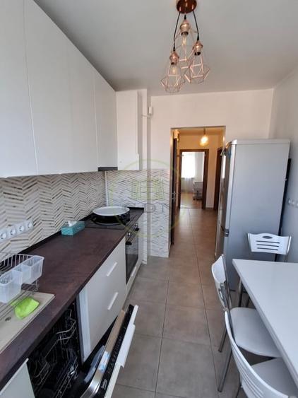 Apartament cu 3 camere decomandat, mobilat în Central