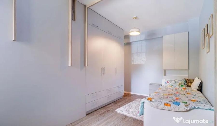 Apartament cu 4 camere semidecomandat în Tineretului