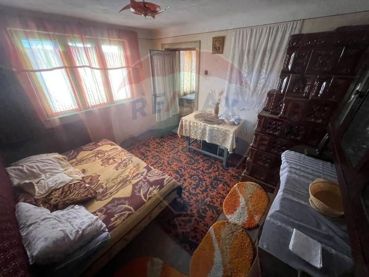Casă cu 4 camere cu Teren 2366 Mp în Căiata