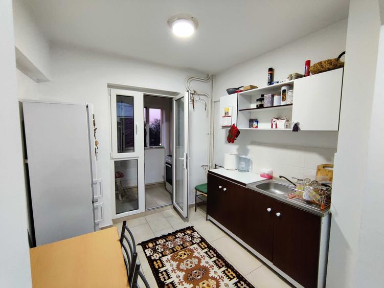 Apartament cu 3 camere decomandat în Dobroești