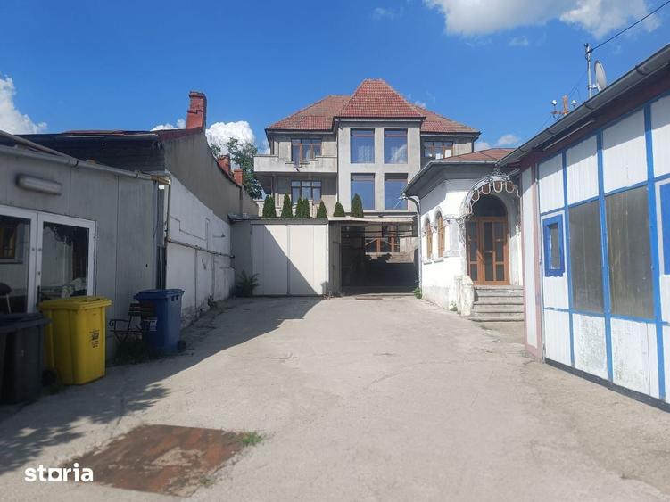 Casă cu 10 camere cu Teren 970 Mp în Calea București