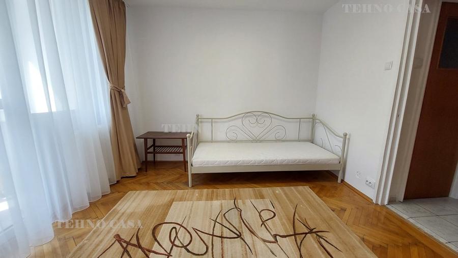 Apartament cu 3 camere decomandat în Est