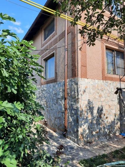 Casă individuală cu 9 camere cu Canalizare în Central