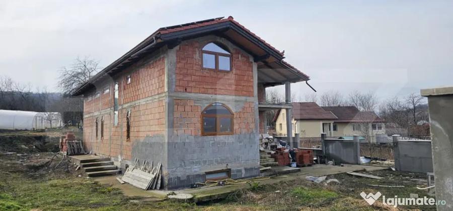 Casă cu 5 camere cu Teren 1000 Mp în Almașu Mic