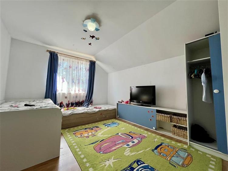 Casă individuală cu 5 camere cu Teren 500 Mp în Aeroport