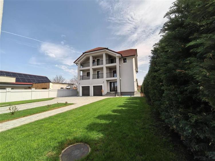 Casă individuală cu 6 camere cu Teren 1523 Mp în Vest