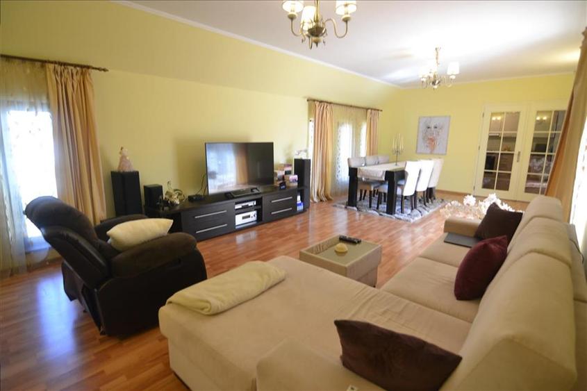 Casă individuală cu 7 camere cu Teren 1723 Mp în Hărman