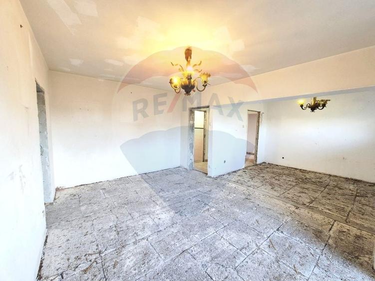 Apartament cu 4 camere decomandat în P-ța Unirii