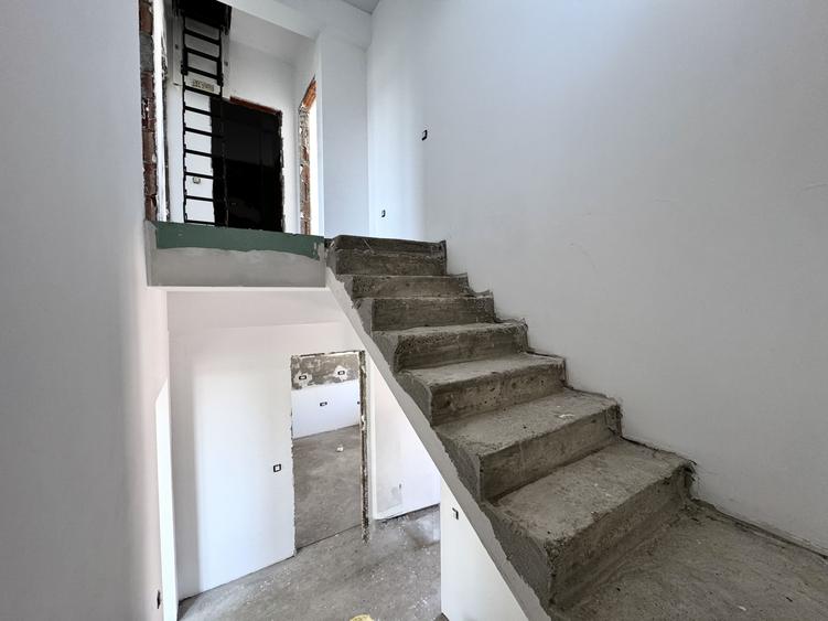 Duplex cu 4 camere cu Canalizare în Domnești