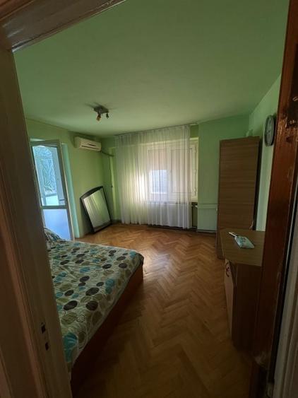 Apartament cu 3 camere decomandat, mobilat în Craiovița Nouă