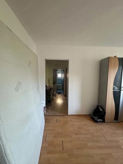 Apartament cu 3 camere semidecomandat în Petros