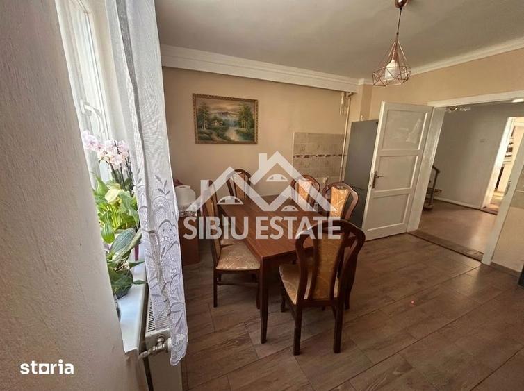 Casă cu 8 camere cu Teren 950 Mp în Calea Poplăcii