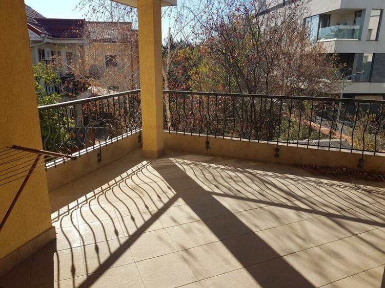 Casă cu 5 camere cu Teren 652 Mp în Sisești