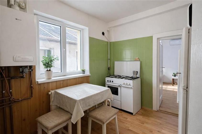 Casă individuală cu 4 camere cu Teren 150 Mp în Central